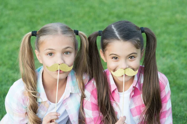 Komik kızlar bıyık partisi açık hava festivali, bayram kutlaması konsepti — Stok fotoğraf