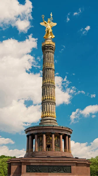 A győzelmi oszlop a berlini óvodában, a napos nyári napon, Berlinben, Németországban. a turisták célpontja. történelmi hely és építészet Németországban, Berlin. győzelmi oszlop Berlinben — Stock Fotó