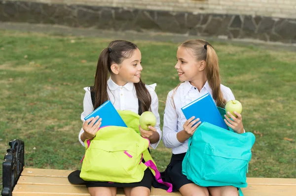 Szczęśliwy szkoła przyjaciele małe dziewczynki zabawy, szkoła przerwa koncepcja — Zdjęcie stockowe