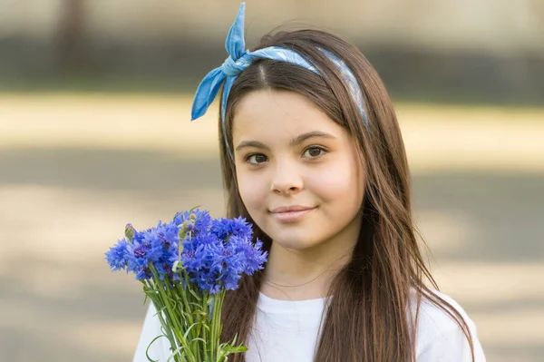 Pequena menina cornflowers buquê férias saudações, conceito de frescura verão — Fotografia de Stock