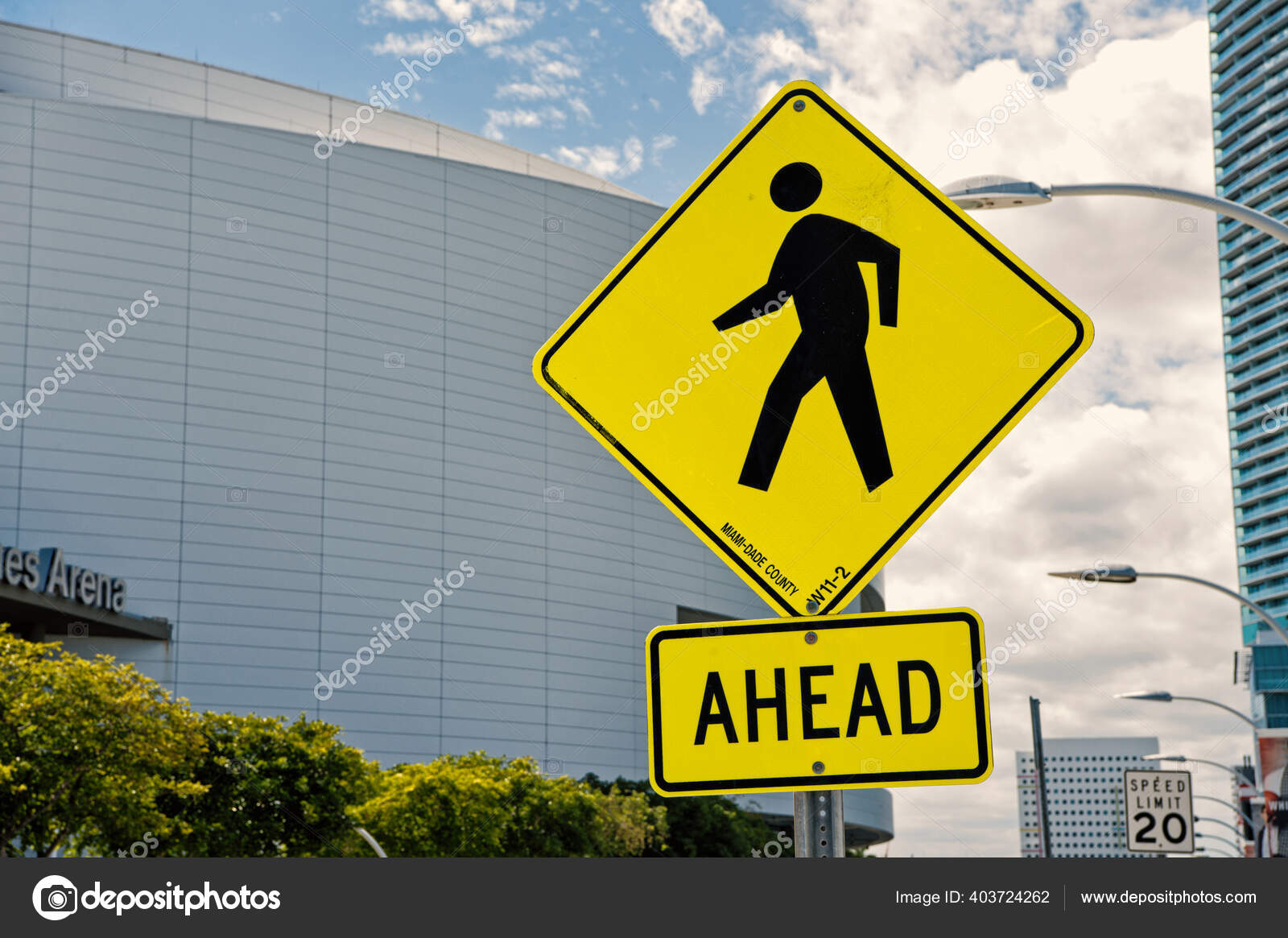 美国迈阿密- 2016年2月29日：交通标志城市背景。黄色三角形标志，带有行人标志。指示前面的人行横道。预防安全和交通事故—— 库存社论照片©  stetsik #403724262