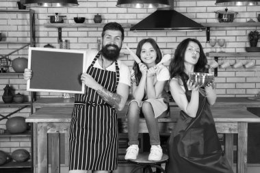 Kurabiye pişirmek. Aşçılık okulu. Anne baba ve kızı birlikte yemek pişiriyor. Ailesi mutfakta yemek yapan bir çocuk. Aile hazırlığı bayram yemeği. Haftalık menümüz. Yemek pişirmek. Pasta yapıyorum.