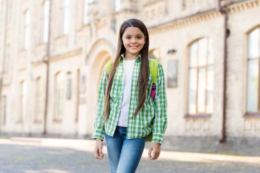 Rahat ve güvende hisset. Mutlu çocuk gülüşü yazın açık havada. Çocuk kızın güzel görünüşü. Küçük çocuklar rahat giyinir. Moda sokak kıyafetleri. Moda modası. Çocuk bakımı ve çocukluk. Uluslararası Çocuk Günü