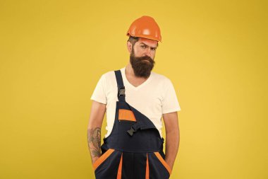 Zalim bir insan müteahhidi. Üniformalı mühendis. İnsan yapımı sert şapka. Evi yenileme ve yenilenme fırsatı doğuyor. Zanaatkar, başını kaskın içinde güvende tut. Geliştirme ve yenileme