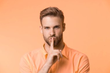 Sır tutabilir misin? Yakışıklı adam işaret parmağını dudaklarından ayırmaz. - Sessiz ol. Gizli hikaye konsepti. Kendine güvenen adam sırrını söyledi. Söylenti ve efsane. Gizli bilgi ve gizli bilgi