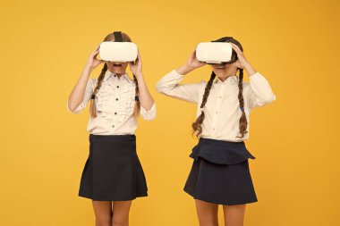 O kadar gerçek ki. Çocuklar kablosuz sanal gerçeklik gözlüğü takıyor. Mutlu çocuklar modern teknolojiyi kullanır. Gelecekteki eğitim. Okula dönüyorum. Dijital gelecek ve yenilik. Sanal gerçeklik. VR kulaklıklı küçük kızlar
