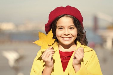 Rahatlama zamanı. Mutlu küçük kız. Sonbahar çocuk modası. Akçaağaç yaprağı. Fransız bereli çocuk. Yaprak düşer. En sevdiğim sezon. Havası ne olursa olsun. Paris 'li kız modası. Okul zamanı. Akçaağaç şurubu