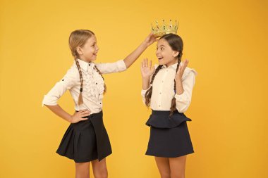 Üniformalı ve taçlı mutlu kızlar. Büyük patron olarak düşün. Çalışmak için motivasyon. Çocuk modası. Arkadaşlık. Balo kraliçesi. Çocukluk gururu Eğitim başarısı. Okula dönüyorum. Bencil kızlar geleceği hayal eder.
