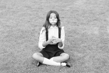 Okul partisi için hazırım. Küçük çocuk bıyıklı, yeşil çimenli. Fotokopi makinesi olan küçük bir kız. Parti malzemeleri ve aksesuarları. Veda kutlaması için mükemmel bir dekor. Yaz tatili