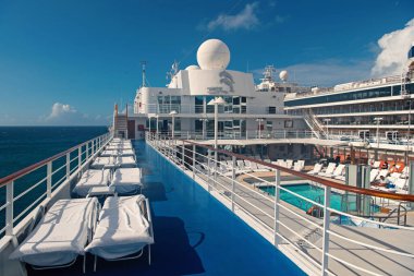 Miami, ABD - 31 Aralık 2015: Eurodam yolcu gemisi. Havuz ve güneşli hava sahası. Güneş pansiyonları. Güneş banyosu ve yüzme. Dinlenme ve tatil. Hollanda Amerika ile gemi seyahatinin zevkleri