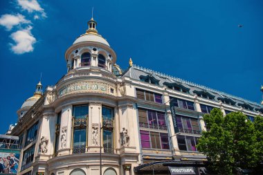 Paris, Fransa - 01 Haziran 2017: Printemps binası. Fransızca mağazası. Alışveriş ve alışveriş. Perakende. Lüks moda ve aksesuarlar. Güzellik ve yaşam tarzı. Erkekler giyer. Mavi gökyüzünde şehir mimarisi