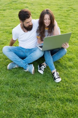 Açık havada dizüstü bilgisayarı olan kız ve hippi adam, web geliştirme konsepti.
