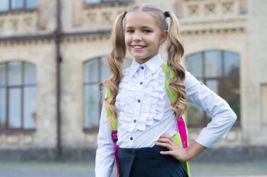 Gülen kız Eylül 'de okula gidiyor, ders çalışıyor ve konsepti öğreniyor.