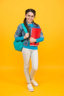Öğrenci kız yetenekli çocuklar için kurslara gidiyor, bilgi günü konsepti.