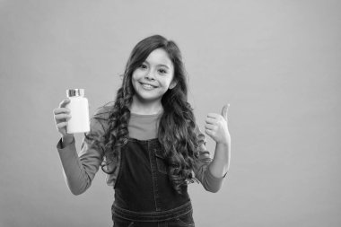 Dişler ve kemikler için. Günlük besin değeri. Küçük şirin çocuk vitamin alacak. Yiyecek katkı maddeleri. Çocuklar için hap. Vitamin ve mineral kompleksi. Tıp konsepti. Bağışıklığı arttır. En iyi vitaminler