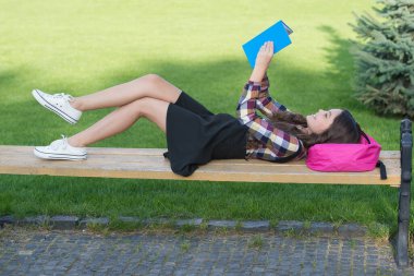 Okumak eğlencelidir. Mutlu çocuk parkta kitap okuyor. Okul kütüphanesi. Hayal gücü ve fantezi. Edebiyat eğitimi. Okul malzemelerine dönelim. Okul sonrası etkinlikleri. Okumak asla sıkıcı değildir.