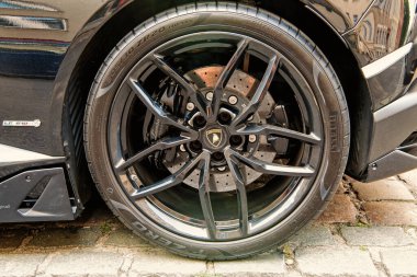 Supercar Lamborghini Huracan LP 610-4 siyah renkli Hamburg caddesinde park halinde.