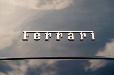 Supercar Lamborghini Huracan LP 610-4 siyah renkli Hamburg caddesinde park halinde.