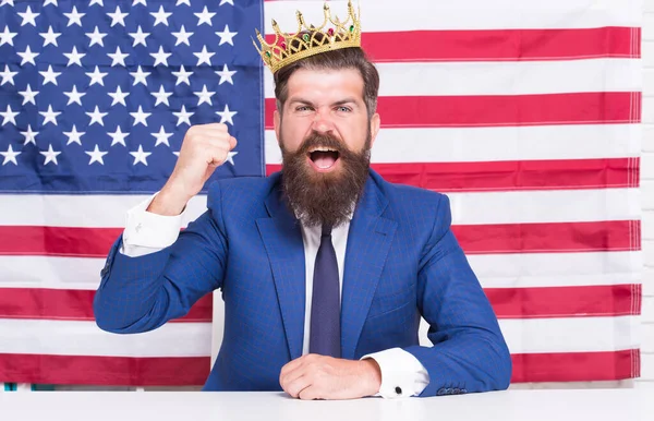 Renomovaný podnikatel pohledný muž sedět stůl americká vlajka pozadí, sláva a sláva koncepce — Stock fotografie