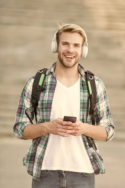 Tener algunos consejos. Juventud moderna y digital. hombre feliz. Auriculares universitarios smartphone. Educación en línea. Concepto de audio libro. Tecnología educativa. estudiante e aprendizaje. la vida escolar. Escucha música. —  Fotos de Stock