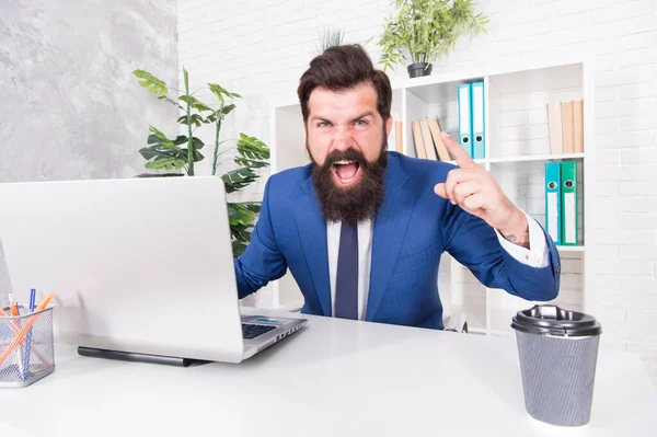 Homem confiante diretor de trabalho online laptop escritório moderno, ganhar conceito de dinheiro — Fotografia de Stock
