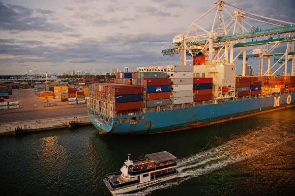 Miami, USA - 01 mars 2016: Bayride kryssning. Kryssningsfartyg flyter längs lastfartyg. Nöjesbåt. Sightseeing båt kryssning. Turnera och resa. Resmål — Stockfoto