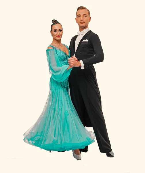 Ballrom tanec pár v taneční póze izolované na černém pozadí — Stock fotografie