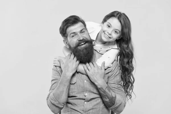 Disfruta el día de los padres. La familia feliz celebra el día de los padres. Mi hijita abrazó a papá. Niño pequeño y hombre barbudo fondo amarillo. Celebración del día de los padres. Valores familiares. Día internacional de los padres — Foto de Stock