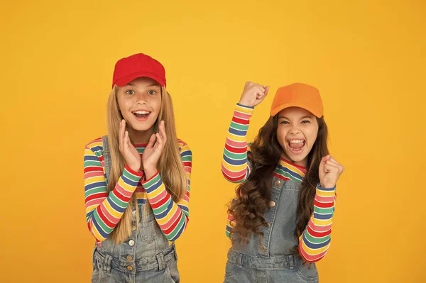 Mirada familiar. Niños con estilo. Día universal de los niños. Promover la conciencia de la convivencia internacional entre los niños de todo el mundo y mejorar el bienestar de los niños. Chicas felices. Niños amistosos y felices — Foto de Stock