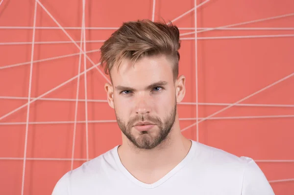 Macho com barba no rosto sem barba. Homem barbudo com cabelo loiro e corte de cabelo elegante. Um tipo bonito com um rosto saudável e jovem. Cuidados com o cabelo no salão ou barbearia. Mens beleza, cuidados com a pele e preparação — Fotografia de Stock