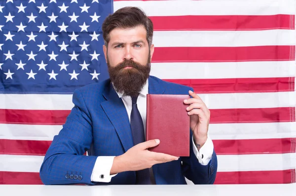 Homem advogado bonito promovendo liberdades constitucionais americanas, aprenda o conceito de constituição — Fotografia de Stock