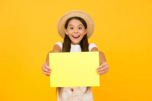 Chapeau de paille de petite fille montrant l'espace de copie papier vierge, concept gagnant de loterie — Photo