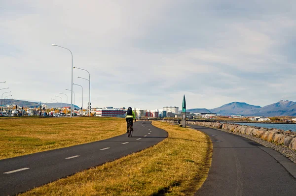 Дорога или путь зеленая трава с велосипедистом на велосипеде. Велосипедная культура и инфраструктура. Велосипедный транспорт легкий способ. Дорога для езды на велосипеде или велосипеде. Комфортная транспортная скандинавская страна — стоковое фото