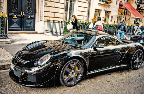 Суперавтомобіль Porsche RUF CTR3 Чорний колір Clubsport припаркований на вулиці в Парижі. Порша - дорогий автомобіль. — стокове фото