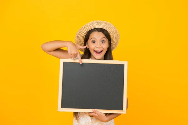 Petite fille enfant porter chapeau style d'été tenir tableau noir information copier l'espace, concept de club enfants — Photo