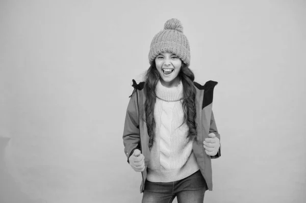 Descanso activo. actividad al aire libre para niños. jersey de niña pequeña. sombrero y guantes accesorio. sin gripe. ropa de abrigo venta. chaqueta de parka chica feliz. Vacaciones de invierno. ropa de punto de moda. clima de estación fría —  Fotos de Stock