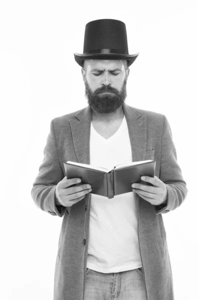 Tenho de estudar. Um cavalheiro de chapéu alto leu o livro de estudo. Homem barbudo isolado em branco. De volta ao estudo. Regresso à educação. Ensino privado. Uma lição privada. Estudo da poesia. Escola para a vida — Fotografia de Stock