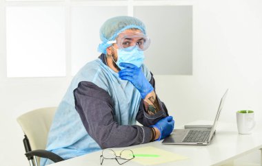 Koronavirüsten korumak için maske takıyor. Uzaktan kumanda. Koruyucu ekipman işçisi. Tamamen korunuyor. Çok hijyenik. Koronavirüse maruz kalma riski olan çalışanlar. Merkez Ofis