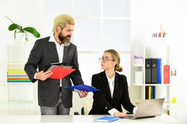 Modern bir alet. İşyerindeki fikirleri açıkla. Modern ofisteki iş arkadaşları. Danışman koçu asistanla konuşuyor. Kadın ve erkek iş meselelerini tartışıyor. İş arkadaşları sohbet ederken beyin fırtınası yapıyorlar.