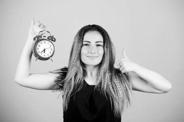 Gün ışığı tasarrufu. Saat tamiri. Dakiklik ve disiplin. İlerleyen saatlerin alıştırması. Zaman dilimini değiştir. Güzel kız zamanını yönetiyor. Zaman yönetimi. Kadının klasik çalar saati var.