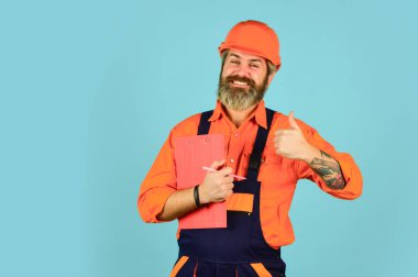 Waybill ya da teslimat notu. Teslimat servisi. Mal tedarikçisi. Elinde dosya tutan şapkalı bir teslimatçı bilgi arıyor. Sakallı bir dükkancı. Kontrol listesi. Kontrol konsepti. Belgeli kurye