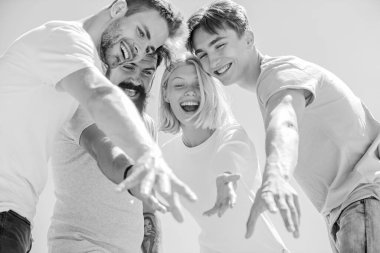 Başardık. Gençlik psikolojisi. Gençler kaynaşıyor. İş ekibi. Dört kişilik bir grup. Özgürlük ve başarı. Erkek ve kadın gökyüzü arka planda. Arkadaşlarla vakit geçirmek. Yaz tatili