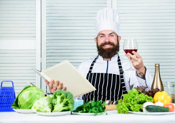 Qué vino sirven con la cena. Exquisito concepto de cena. Degustación de vino. Coincidir con el vino y la comida como experto. El hombre usa sombrero y delantal disfrutan de la bebida gustativa. El chef maestro tiene una copa de vino. Añadir un poco de alcohol — Foto de Stock