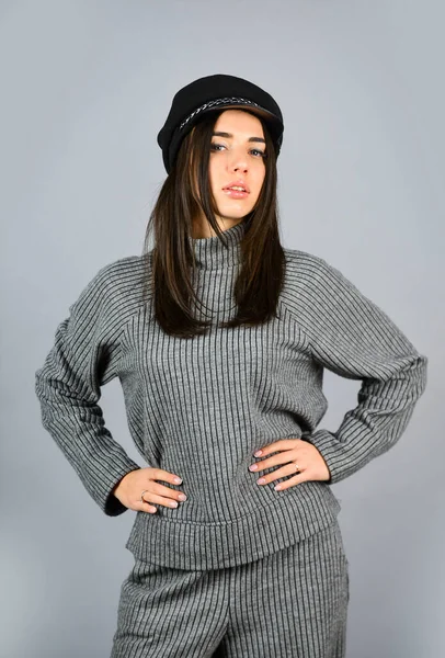 Malha na moda. Roupas quentes e confortáveis. Estilo casual para todos os dias. Conceito de malhas. Sente-te confortável. Mulher usar blusa terno cinza e calças. Compre o seu estilo. Projetado para o seu conforto — Fotografia de Stock