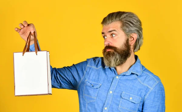 Negocio propio hombre barbudo sostiene regalos de bolsa de papel hombre  encantado de compras en línea hipster compra abierta en la tienda de electrónica  hombre positivo disfrutando de espacio de copia de