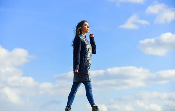 Menina sonhadora. Conceito jovem e livre. Espera mais das tuas roupas. Mulher desfrutar do tempo ao ar livre. Beleza e moda. Caminhar sozinho. Mulher no fundo do céu azul. Férias de inverno. Casaco comprido — Fotografia de Stock