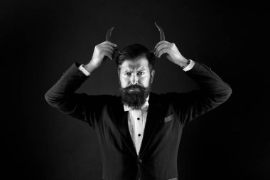 Acı biber. Cehennem gibi sıcak. Ekstra sert. Biber hasat endüstrisi. Şeytan boynuzlu biberli adam. Mutlu sakallı iş adamının biber bıyığı var. Erkek baharatlı tat. Heyecan için.