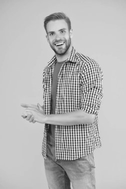 İnsanoğluna tarz duygusu veriyor. Şık adam sarı arka plan. Sıradan tarzda mutlu bir adam. Erkek modası. Moda trendleri. Her gün gardırop. Erkek giyim mağazası. Tarzını muhafaza et