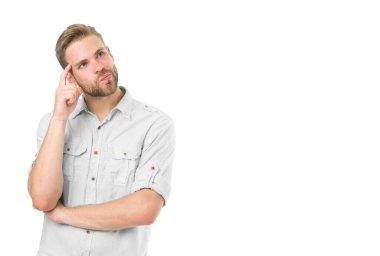 Adam şakağına dokunmuş. Çözmeyi düşün. Ciddi yüzü olan beyaz arka plan düşünen bir adam. Düşünceli ruh hali konsepti. Sakallı bir adam. Çözümü düşün. Çözüme yakın