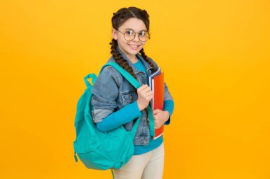 Öğrenci kız yetenekli çocuklar için kurslara gidiyor, okul malzemeleri konsepti.